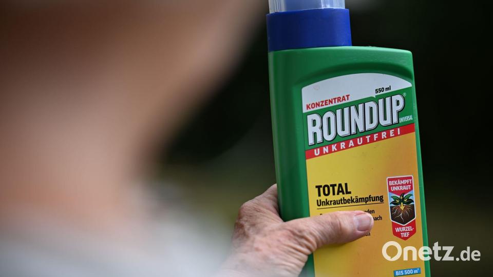 Eine Frau hält eine alte Packung des Unkrautvernichters Glyphosat in den Händen. Bild: Wolf von Dewitz/dpa