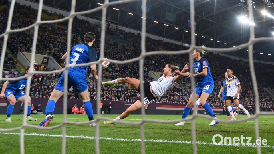 Akrobatisch zum 4:0: Larissa Mühlhaus. Bild: Robert Michael/dpa