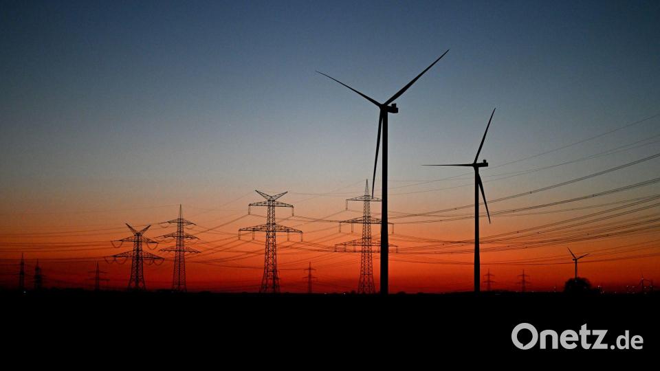 Nach Sonnenuntergang stehen Windräder auf einem Feld bei Pulheim. Bild: Federico Gambarini/dpa