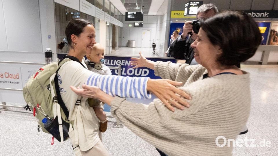 Menschen fielen ihren Lieben am Frankfurter Flughafen in die Arme. Bild: Boris Roessler/dpa