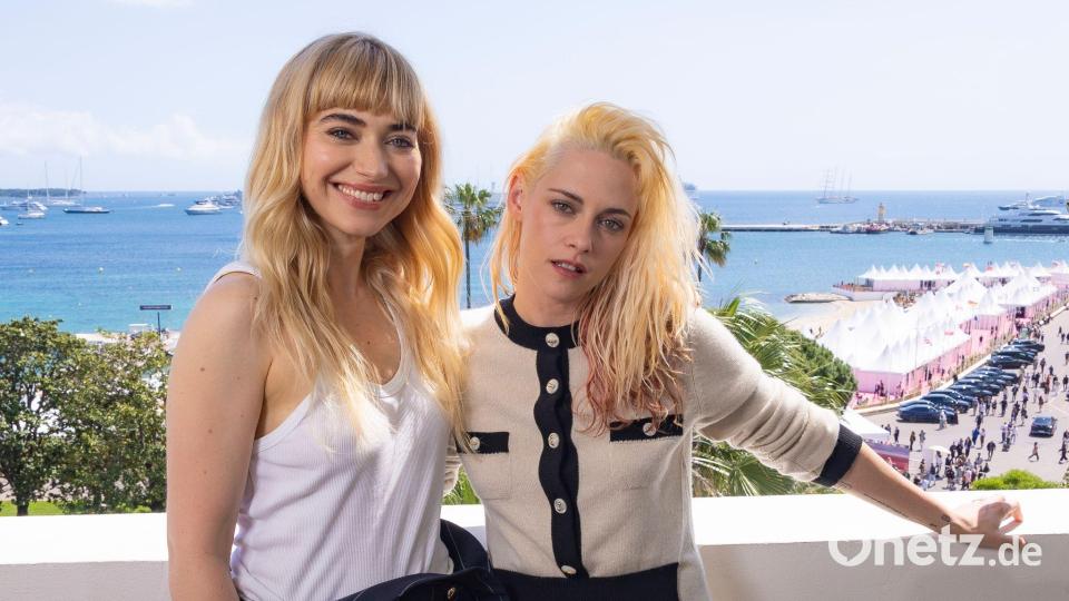 Stewart und Hauptdarstellerin Imogen Poots (links). (Archivbild) Bild: Joel C Ryan/Invision/AP/dpa