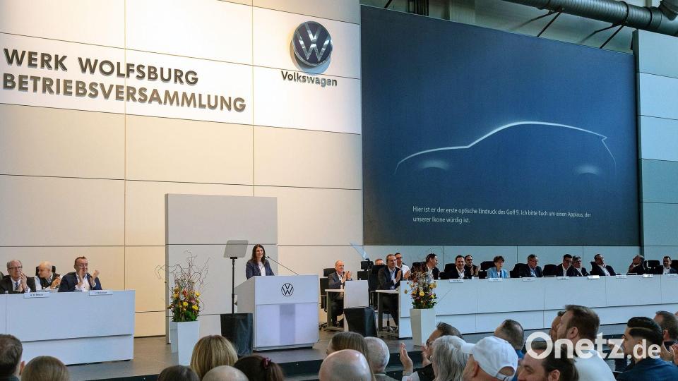Bei der VW-Betriebsversammlung sind die Umrisse des kommenden Golf 9 erstmals auf der Leinwand zu sehen. Bild: Cem-Kerim Delikan/Volkswagen AG/dpa
