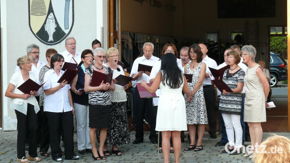 Nach der Öffnung für Frauen war der Gesangverein wieder fähig, als Chorgemeinschaft aufzutreten. Hier im Jahr 2015 bei der Etzenrichter Serenade. Archivbild: wlr