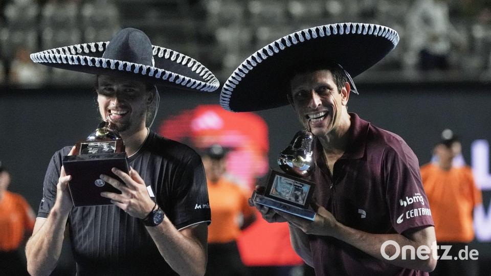 Alexander Zverev (l) bei der Siegerehrung mit Doppel-Partner Marcelo Melo. Bild: Eduardo Verdugo/AP/dpa