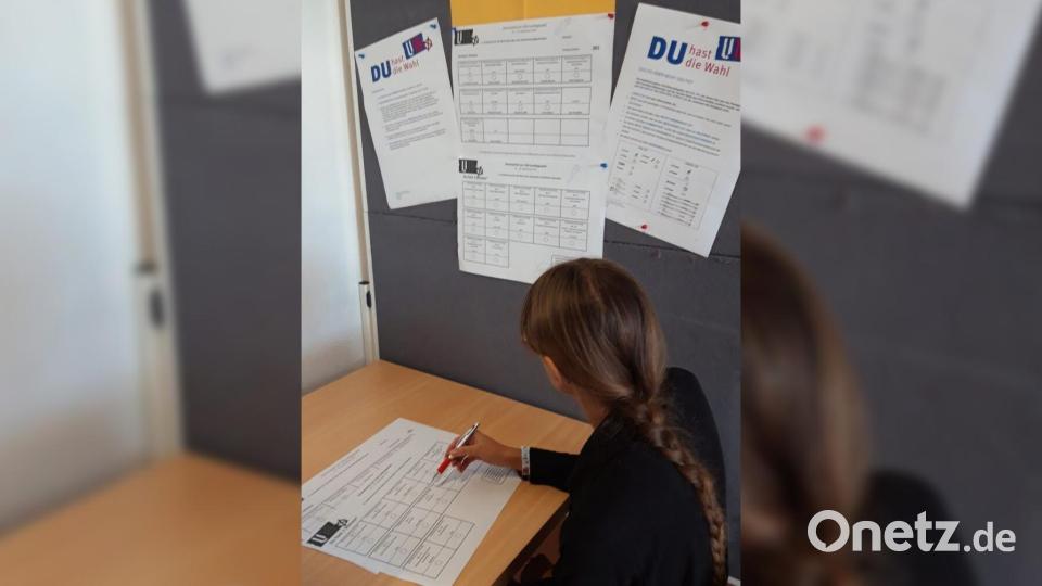 Eine Jugendliche bei der U-18-Wahl in Amberg. Es gab zwei Stimmzettel: Einen für die Oberbürgermeisterwahl und einen für die Parteien im Stadtrat. Bild: Partnerschaft der Demokratie Amberg