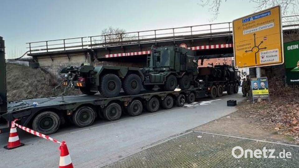 In Amberg ist ein Sattelzug der Bundeswehr unter einer Bahnbrücke hängen geblieben. Bild: Heike Unger