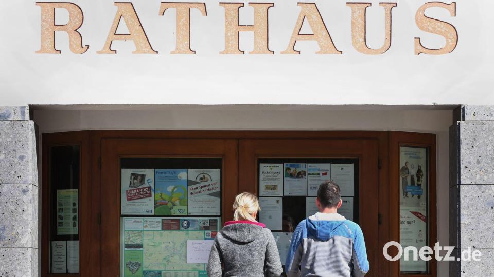 Vor allem in kleineren Gemeinden arbeiten ehrenamtliche Bürgermeister in den Rathäusern. (Symbolbild) Bild: Karl-Josef Hildenbrand/dpa