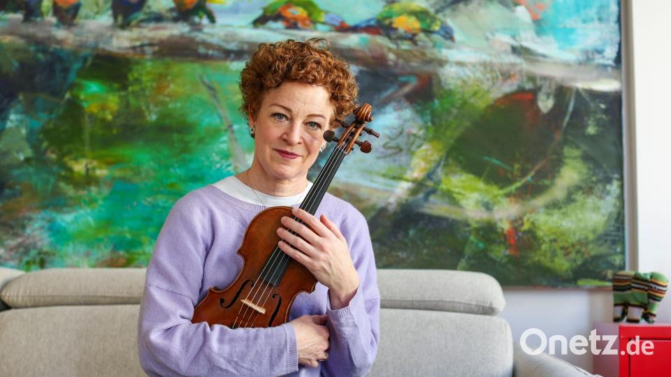 Carolin Widmann hatte Angst um ihr wertvolles Instrument. Nun hat die Lufthansa die Regel für kleine Instrumente geändert. Bild: Jan Woitas/dpa