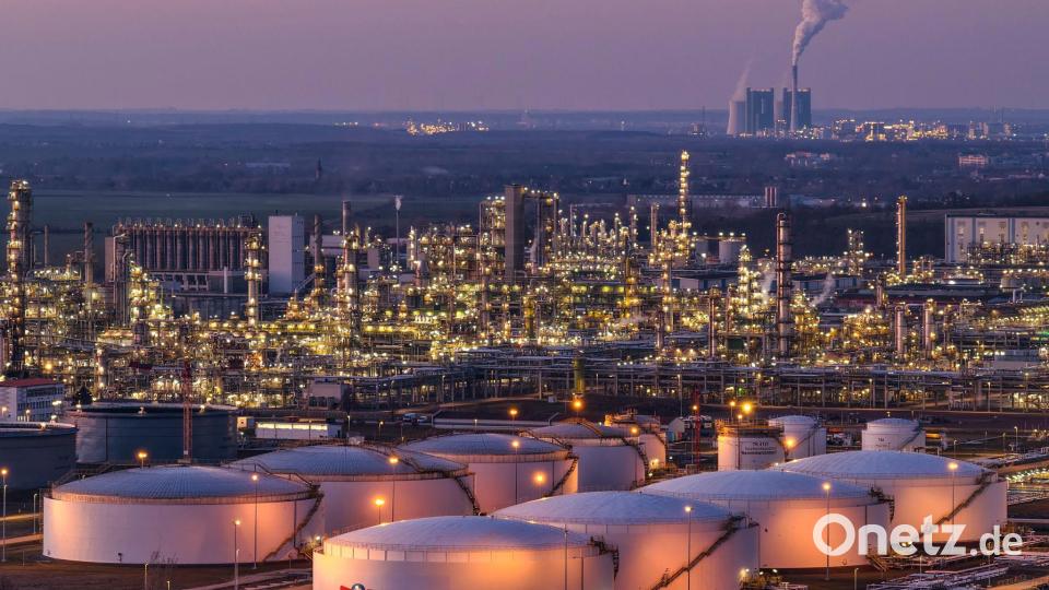 Blick auf die beleuchteten Anlagen der Total Energies Raffinerie im Chemiepark Leuna mit dem Kraftwerk Schkopau im Hintergrund. Bild: Jan Woitas/dpa