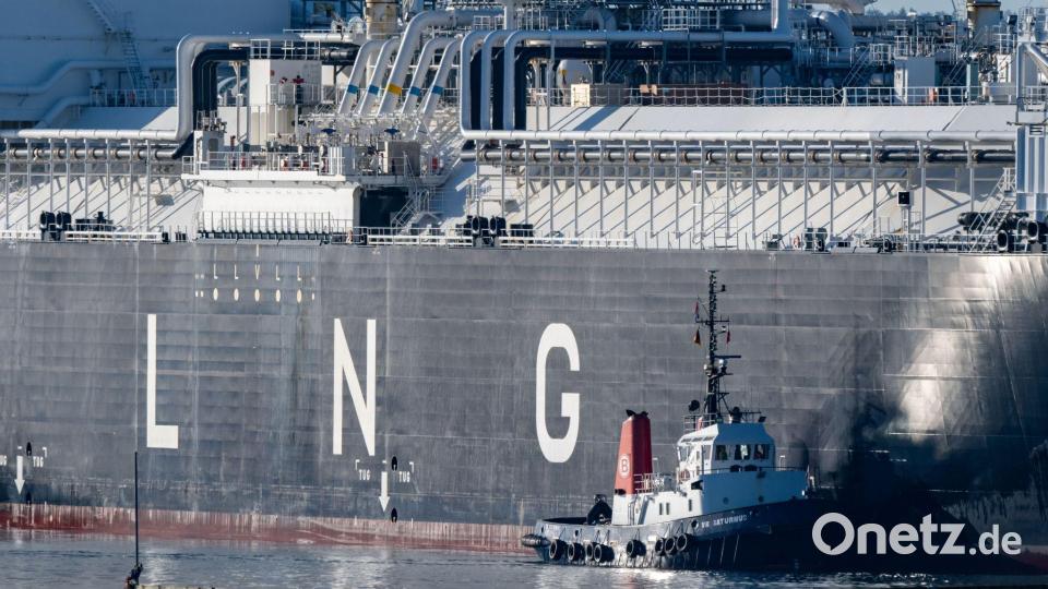 Am Mittwoch ankerten zahlreiche LNG-Tanker vor Katar im Persischen Golf. (Symbolbild) Bild: Stefan Sauer/dpa
