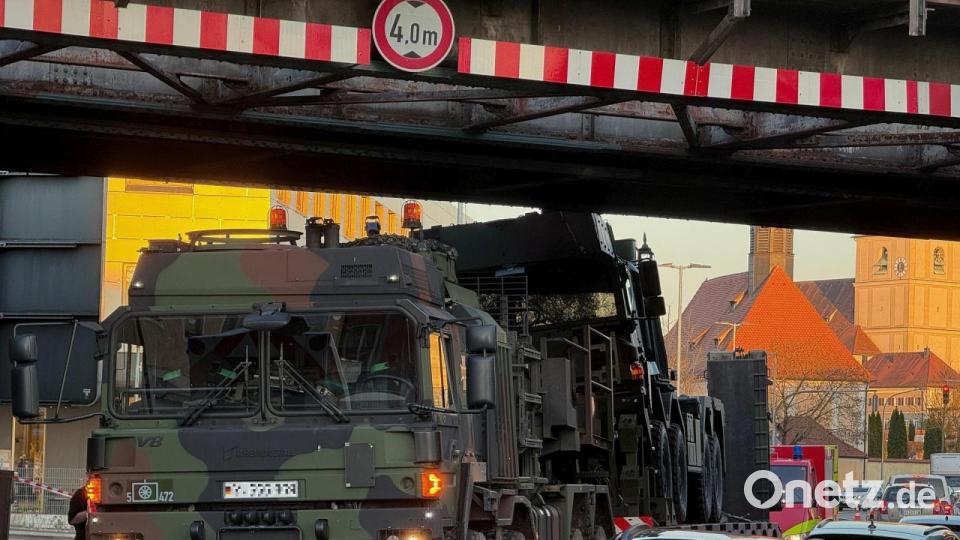 Gegen 17.30 Uhr war ein Schlag zu hören, als der Lkw etwas bewegt wurde, um ihn zu befreien. Bild: Wolfgang Steinbacher