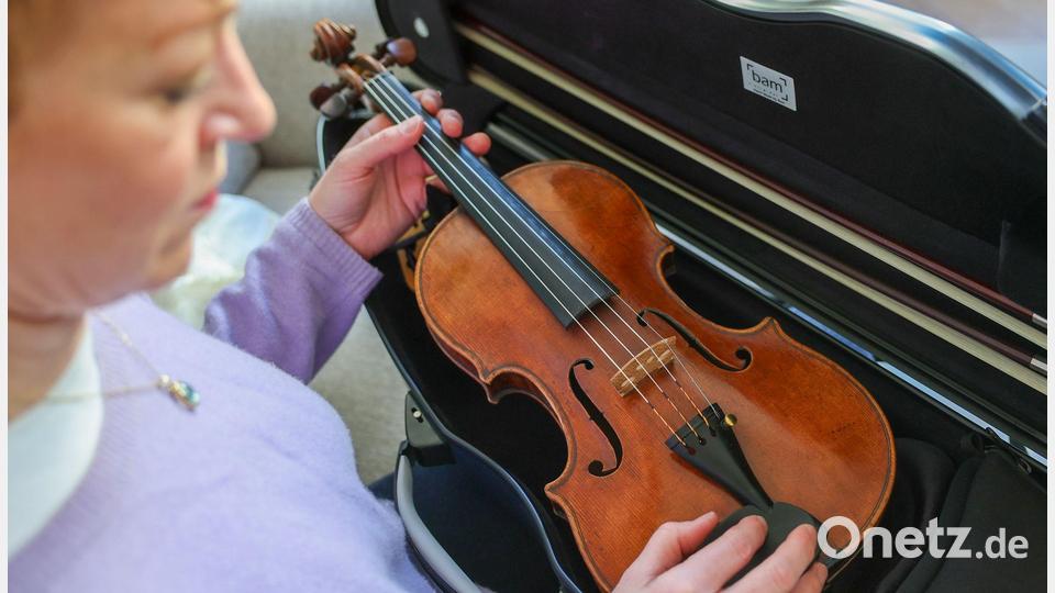 Der Geigenkasten durfte nicht in den Flieger - jetzt gibt es Änderungen bei der Lufthansa Bild: Jan Woitas/dpa