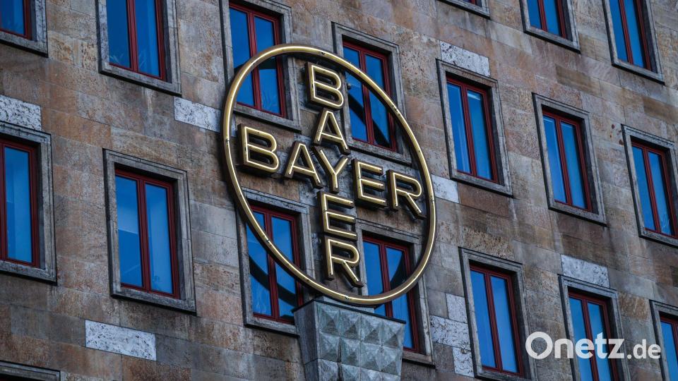 Das Bayerlogo an einem Verwaltungsgebäude in Leverkusen. Bild: Oliver Berg/dpa