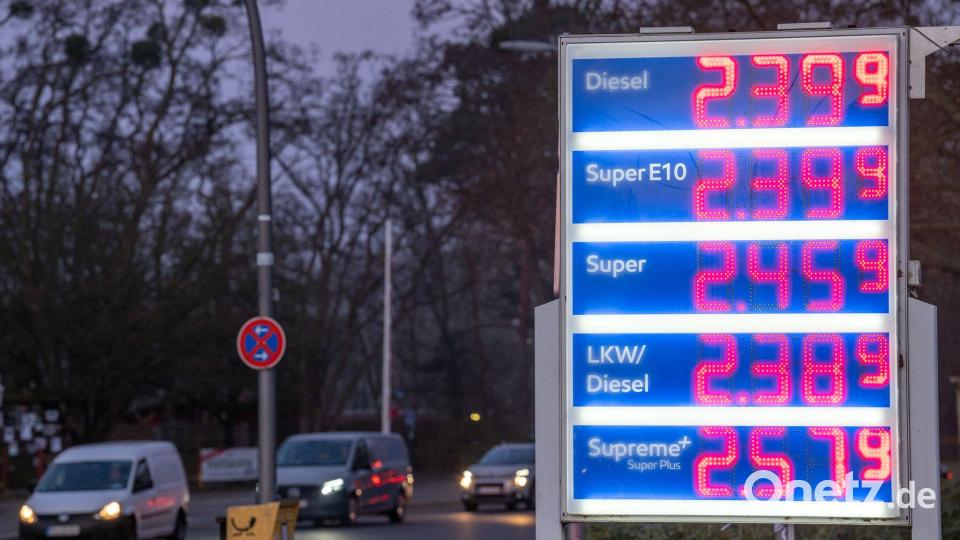 Die Benzinpreise sind am Mittwochmorgen noch einmal deutlich gestiegen - wenn auch nicht überall so stark wie an dieser Tankstelle in Berlin. Bild: Soeren Stache/dpa