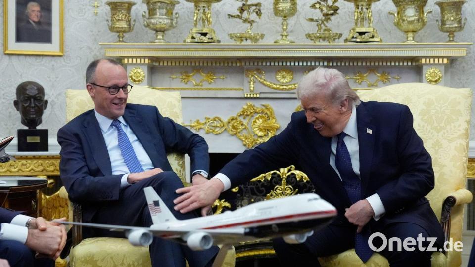 Ein kleiner Scherz, um den Zollstreit zu entschärfen. Bild: Mark Schiefelbein/AP/dpa