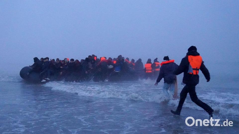 Menschen, bei denen es sich vermutlich um Migranten handelt, besteigen ein kleines Boot am Strand von Gravelines, Frankreich, um den Ärmelkanal zu überqueren. Bild: Gareth Fuller/PA Wire/dpa