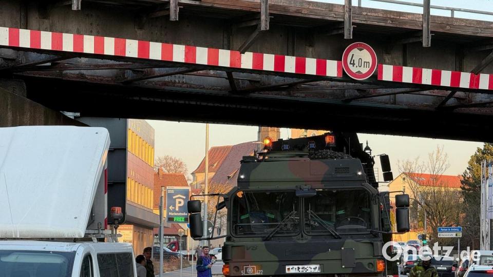 Ein Fahrzeug der Bundeswehr steckt unter Bahnunterführung in der Regensburger Straße in Amberg fest. Bild: Wolfgang Steinbacher