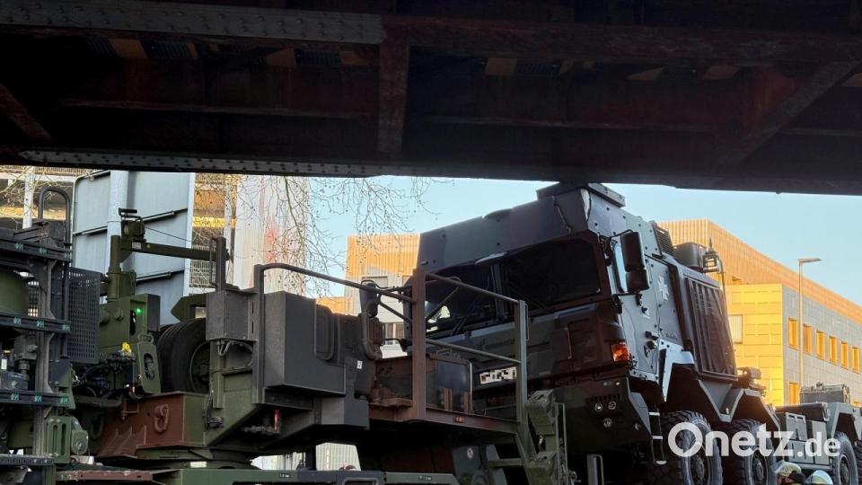 Ein Fahrzeug der Bundeswehr hat sich unter der Bahnüberführung verkeilt. Bild: Wolfgang Steinbacher