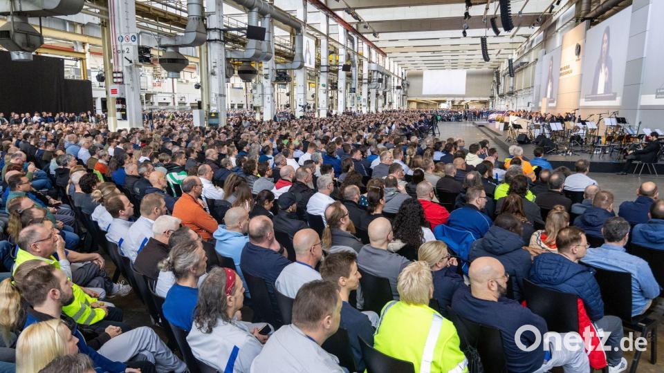 Tausende Mitarbeiterinnen und Mitarbeiter folgen der Versammlung in Halle 11 des Stammwerks. Bild: Kevin Nobs/Volkswagen AG/dpa