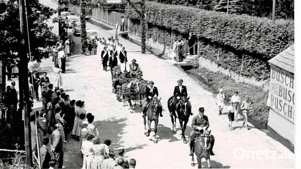 Das ganze Dorf und noch viele Gäste aus den Nachbarorten waren unterwegs, um mit dem Gesangverein sein 50. Vereinsjubiläum im Jahr 1956 zu feiern. Zahlreiche benachbarte Männerchöre und Politprominenz begleiteten den Festzug durch Etzenricht. Bild: Archiv Annelies Neumann