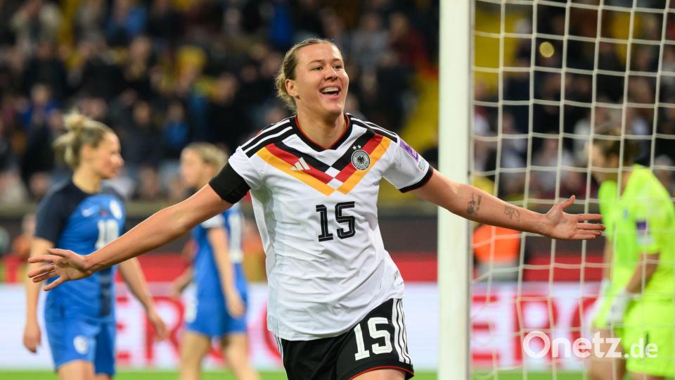 Einstand nach Maß: Larissa Mühlhaus feiert in ihrem ersten Länderspiel ihr erstes Tor. Bild: Robert Michael/dpa