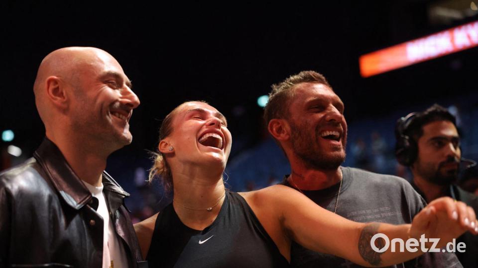 Aryna Sabalenka hatte ihren Freund Georgios Frangulis (r) im Januar bei einer Siegesrede leicht unter Druck gesetzt. Bild: Amr Alfiky/Reuters/Getty Images Europe/Pool/dpa
