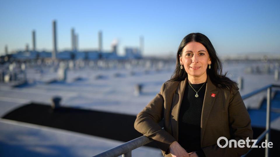 VW-Betriebsratschefin vor der Skyline des Wolfsburger VW-Werks. Von hier sollen künftig wieder mehr zentrale Ansagen kommen, fordert sie. Bild: Julian Stratenschulte/dpa