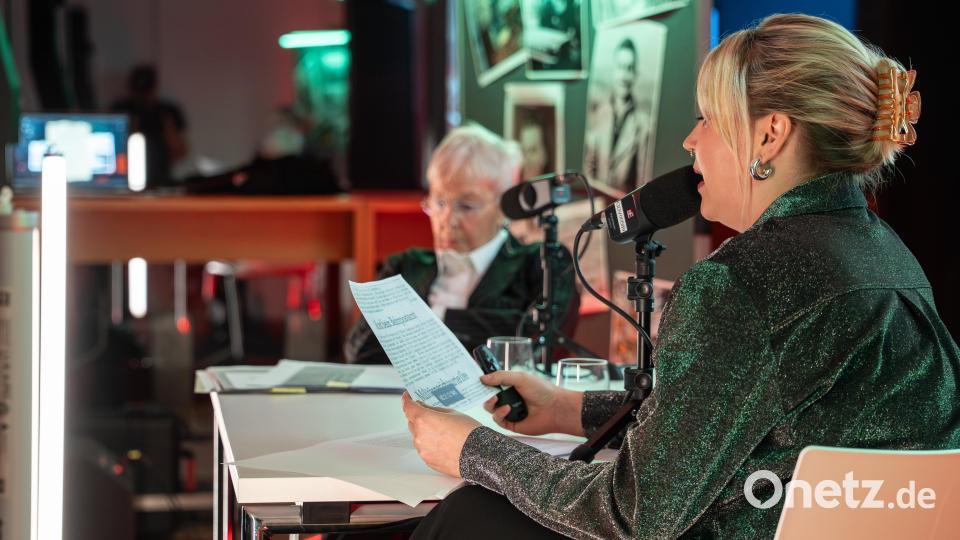 Auf der Bühne sprachen Waltraud Bierwirth (links) und Steffi Kraus (rechts) über ihre Recherchen. Bild: gld