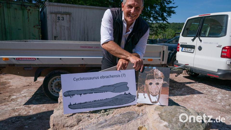 Roland Eichhorn präsentiert 2021 den spektakulären Fund. (Archivbild) Bild: Nicolas Armer/dpa