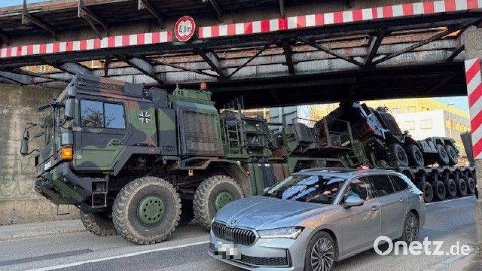 Der Verkehr staute sich nach dem Unfall, konnte aber noch einspurig an dem havarierten Lkw vorbeifahren. Bild: Heike Unger