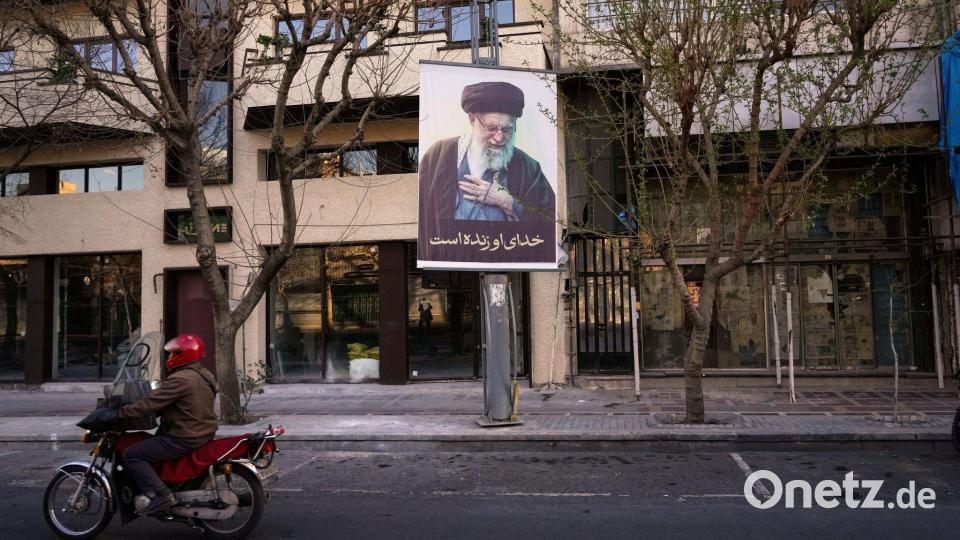 Der Tod von Ajatollah Ali Chamenei hat ein Machtvakuum ins Zentrum des Iran gerissen. (Archivbild) Bild: Vahid Salemi/AP/dpa