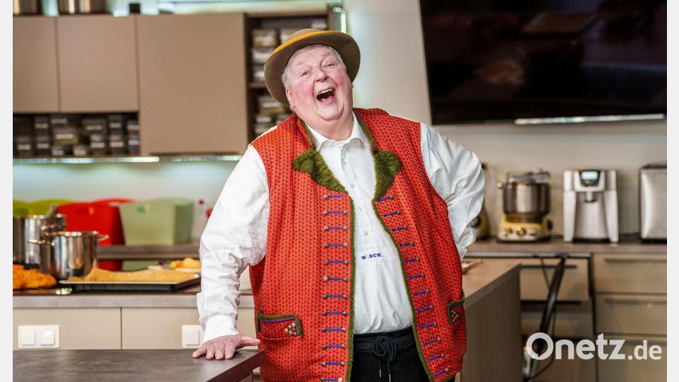 Auch zu Hause steht der „Wildecker Herzbube“ Wolfgang Schwalm gerne mal am Herd. Bild: Andreas Arnold/dpa
