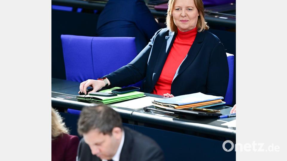 Arbeitsministerin Bärbel Bas hört - hinter Finanzminister Lars Klingbeil (beide SPD) - bei der Debatte zu ihrer Bürgergeld-Reform zu. Bild: Sebastian Christoph Gollnow/dpa