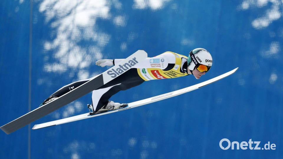 Skispringer Domen Prevc fliegt der Konkurrenz davon. (Archivbild) Bild: Erwin Scheriau/APA/dpa