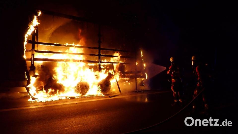 Auf der A93 bei Regensburg hat am Dienstagmorgen ein Lkw Feuer gefangen - mit einer großen Ladung Autobatterien. Bild: Berufsfeuerwehr Regensburg
