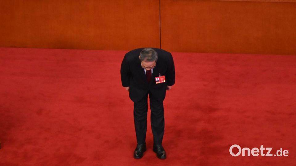 Vor seiner Rede verbeugte sich Ministerpräsident Li vor den Delegierten. Bild: Johannes Neudecker/dpa