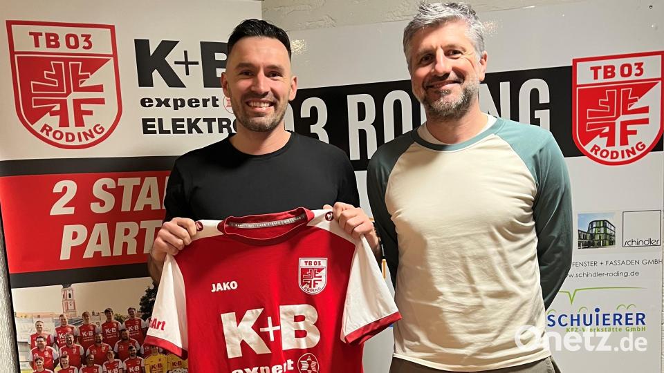 Rodings sportlicher Leiter Christian Fleischmann (rechts) präsentiert Innenverteidiger Martin Vesenjak (links). Bild: TB03 Roding