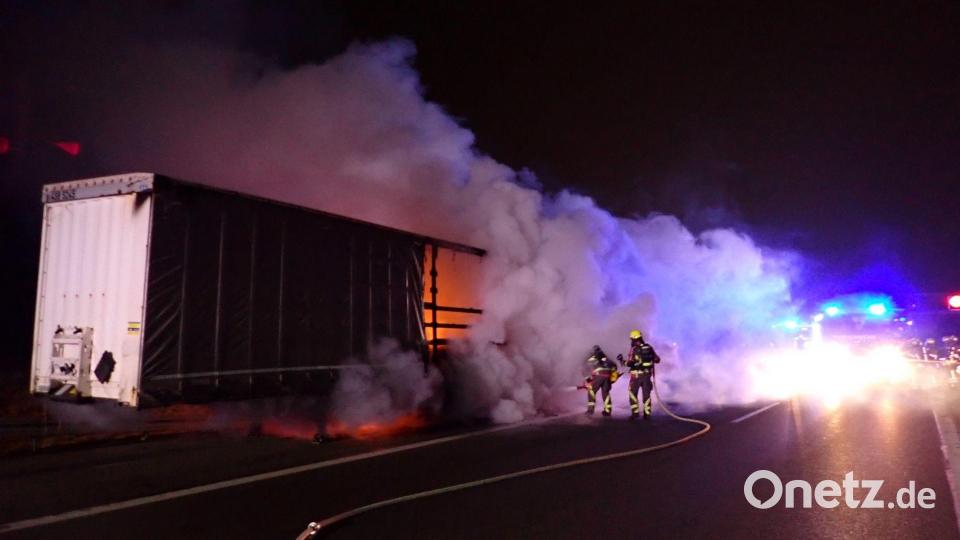 Wegen des Lkw-Brandes war die Autobahn mehrere Stunden gesperrt. Bild: Berufsfeuerwehr Regensburg