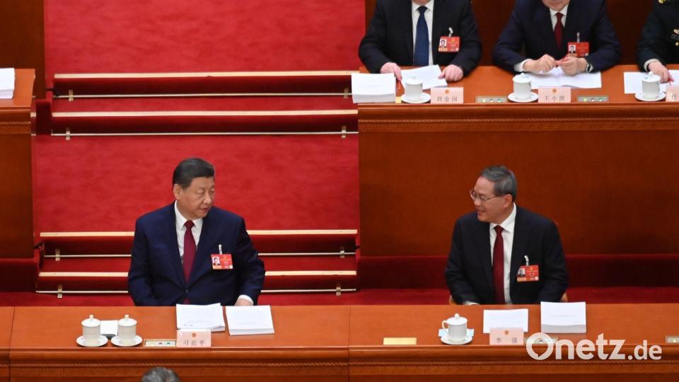 Auch Staats- und Parteichef Xi Jinping verfolgt in der Großen Halle des Volkes den Auftakt des Volkskongresses. Bild: Johannes Neudecker/dpa