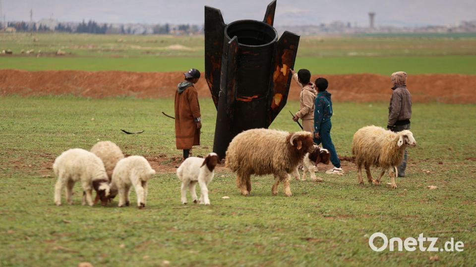 Hirtenjungen inspizieren eine nicht explodierte iranische Rakete, die auf einem offenen Feld in Qamishli in Syrien gelandet ist. Bild: Baderkhan Ahmad/AP/dpa