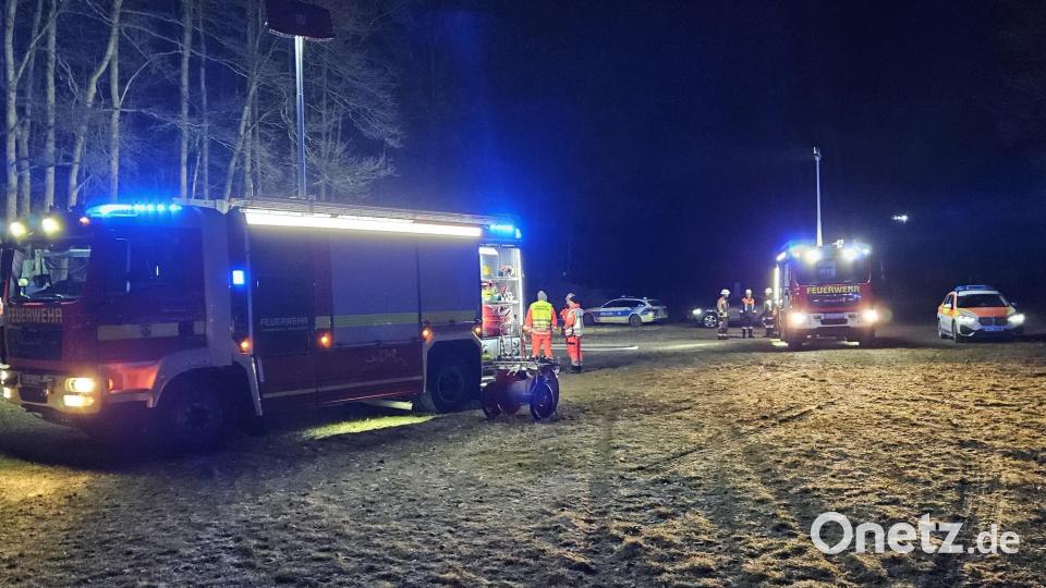 Die Feuerwehr rückte zum Containerbrand aus und organisierte auch eine Personensuche. Bild: Armin Daubenmerkl
