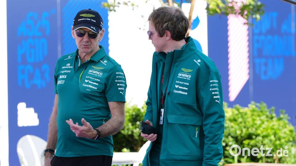 Adrian Newey (l) hadert mit dem Motor von Aston Martin. Bild: Asanka Brendon Ratnayake/AP/dpa