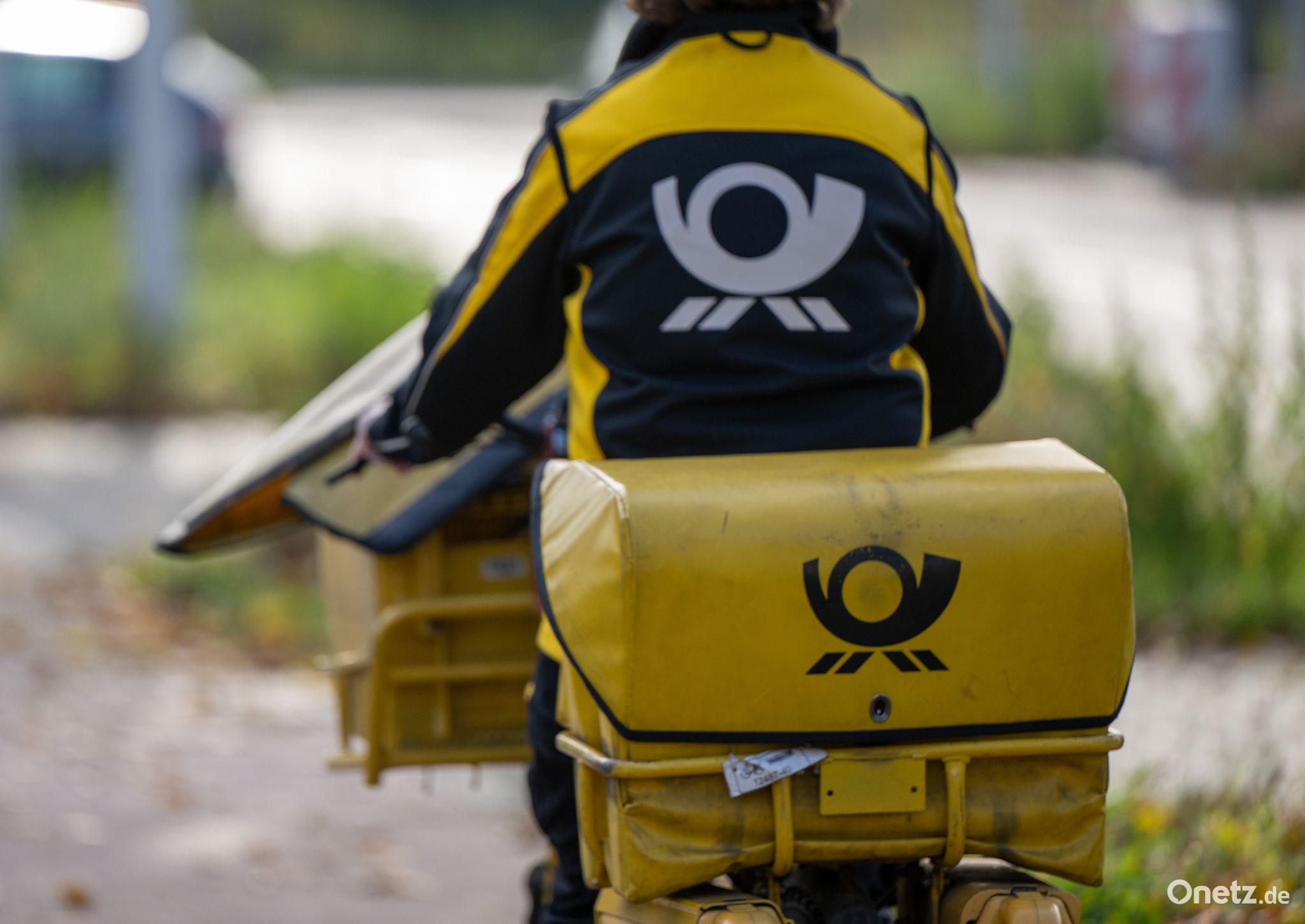 Briefe auf dem Weg zum Briefkasten - es werden immer weniger. Bild: Monika Skolimowska/dpa