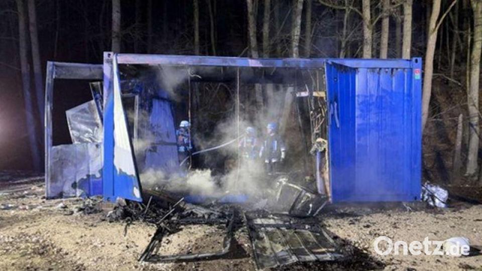 In Freudenberg ist dieser Wohncontainer komplett ausgebrannt. Wegen des Verdachts der Brandstiftung nahm die Polizei den 35-jährigen Bewohner fest. Bild: Polizeiinspektion Amberg