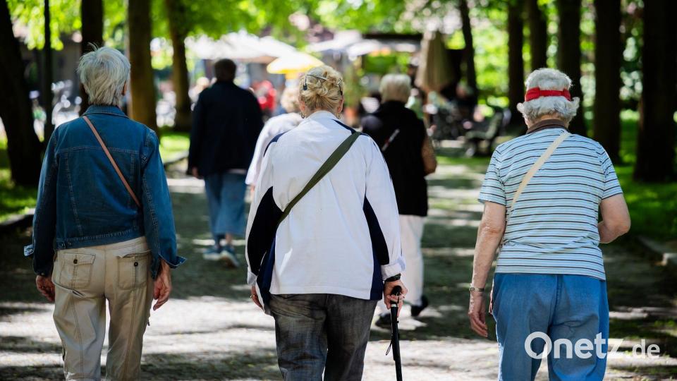 Seniorinnen und Senioren erhalten höhere Bezüge. (Symbolbild) Bild: Christoph Soeder/dpa