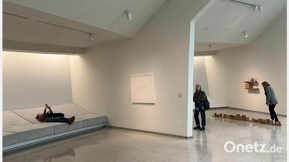 Chillen im Museum - Künstlerin Carol Bove macht es möglich. Bild: Christina Horsten/dpa