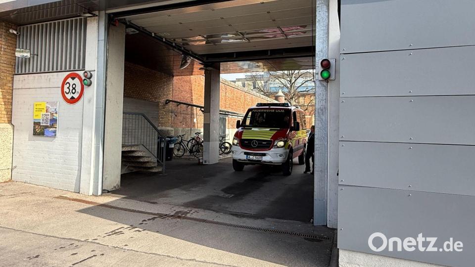 Feuerwehrleute löschten den Brand in der Werkstatt. Bild: Nico Pointner/dpa