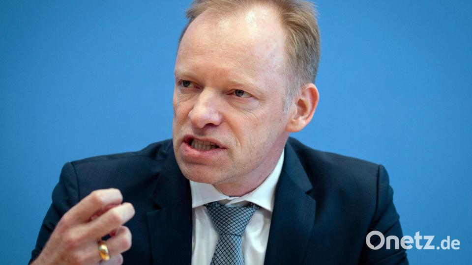 Ifo-Präsident Clemens Fuest hält wenig von einem möglichen Tankrabatt. (Archivbild) Bild: Kay Nietfeld/dpa
