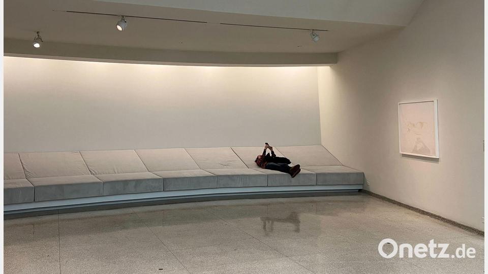 Wer hätte nicht gern schon mal ein Nickerchen im Museum gemacht? Bild: Christina Horsten/dpa