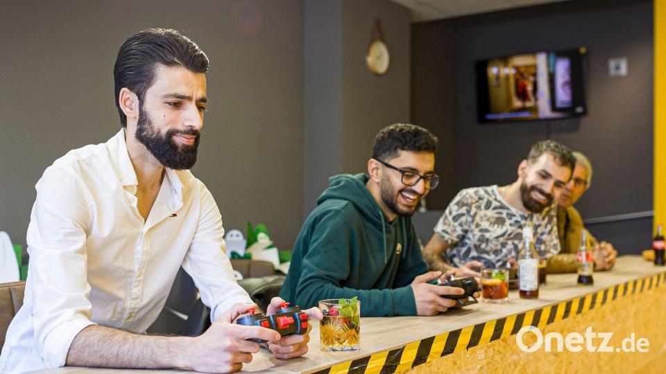 Familie und Freunde hätten anfangs an dem Konzept gezweifelt, sagt der Gründer (links). „Die haben mir zuerst davon abgeraten und gesagt: Was ist das für eine dumme Idee? Wer geht in ein Café, um zu baggern?“ Bild: Moritz Frankenberg/dpa